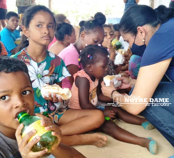 Natal: Voluntários do Notre Dame entregam kit escolar a crianças do bairro Terra Prometida